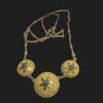 Collana con tre bottoni e turchesi
