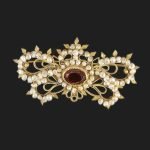 Spilla imperlata con pietra rossa